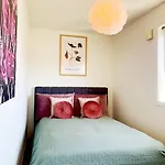 Floor Center Flat With Free Parking דירה *